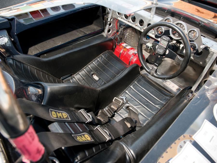 Интерьер Lola T70 Spyder (Mk II) 1966 года  (фото 16 из 21)